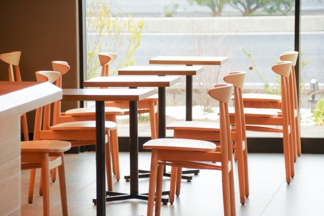 飲食店のテーブルと椅子